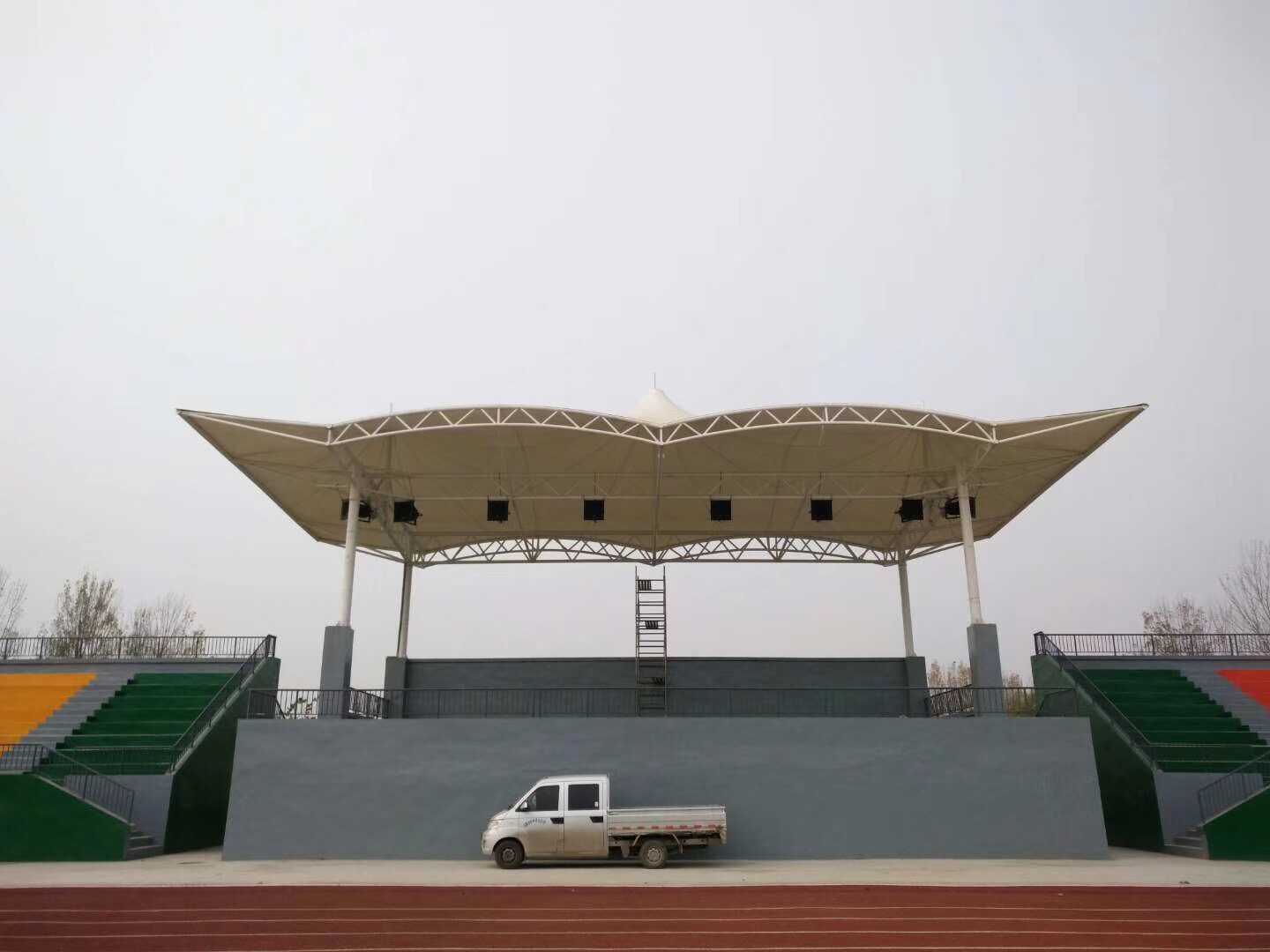山西膜結(jié)構(gòu)看臺主席臺膜結(jié)構(gòu)